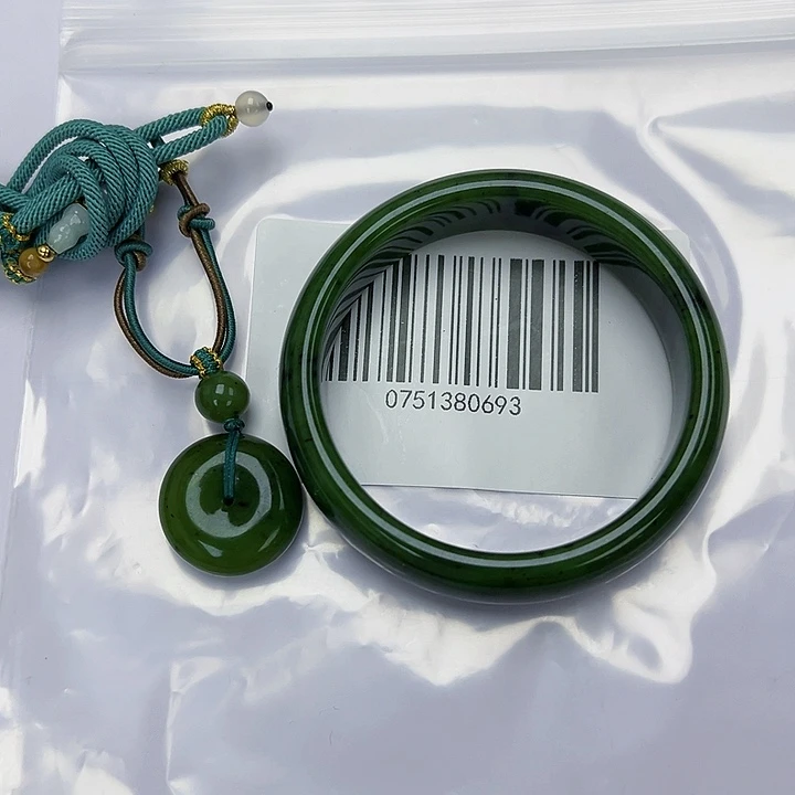 V***V和田玉未镶嵌手镯包容5960搭吊坠包容