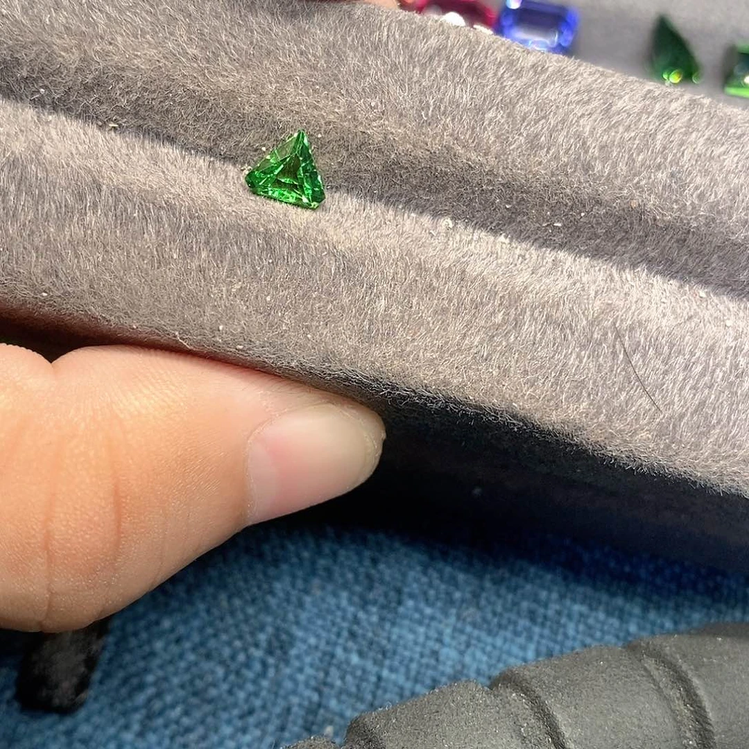 裸石未镶嵌石榴石（沙弗莱）沙弗莱