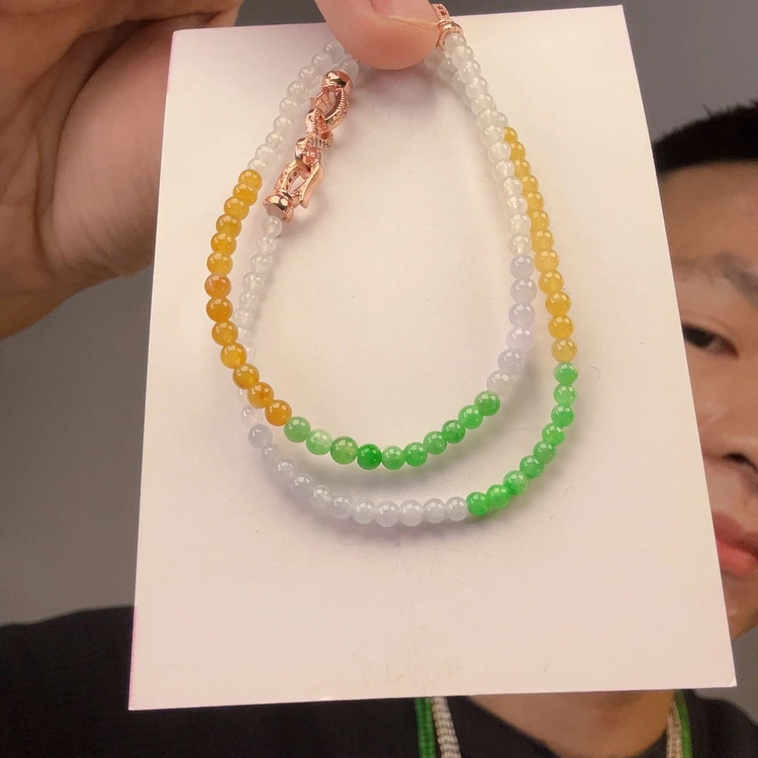 翡翠未镶嵌颈饰一件