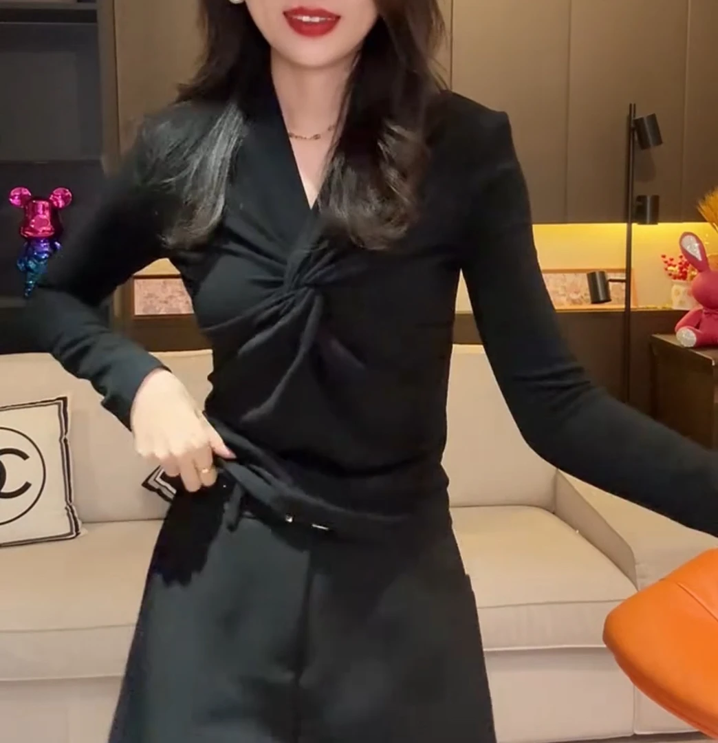 时尚显瘦V领捏褶长袖T恤打底衫