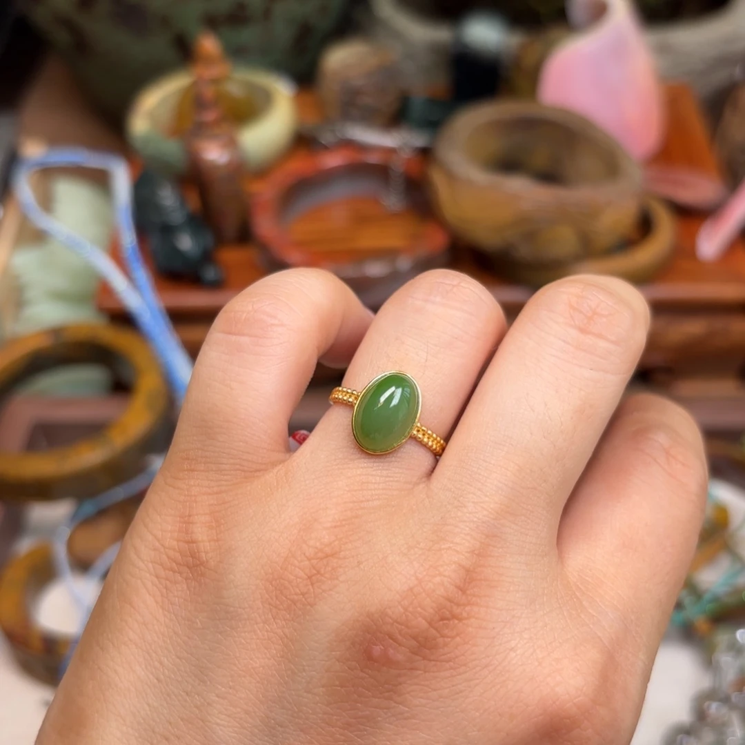 和田玉戒指未镶嵌小**草