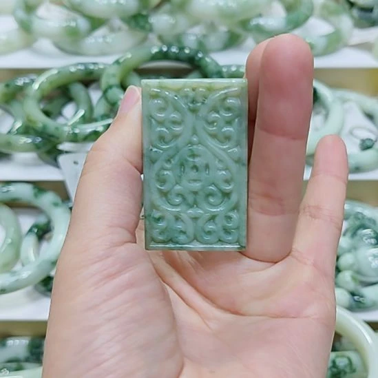 透闪石-蛇纹石玉未镶嵌颈饰