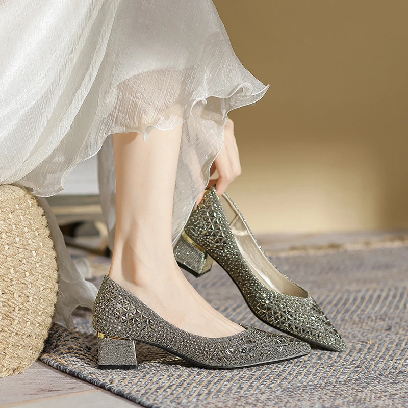 满钻单鞋粗跟软底软面百搭仙女舒适时尚女尖头平底女鞋