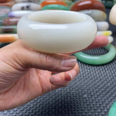 石英岩玉未镶嵌手镯