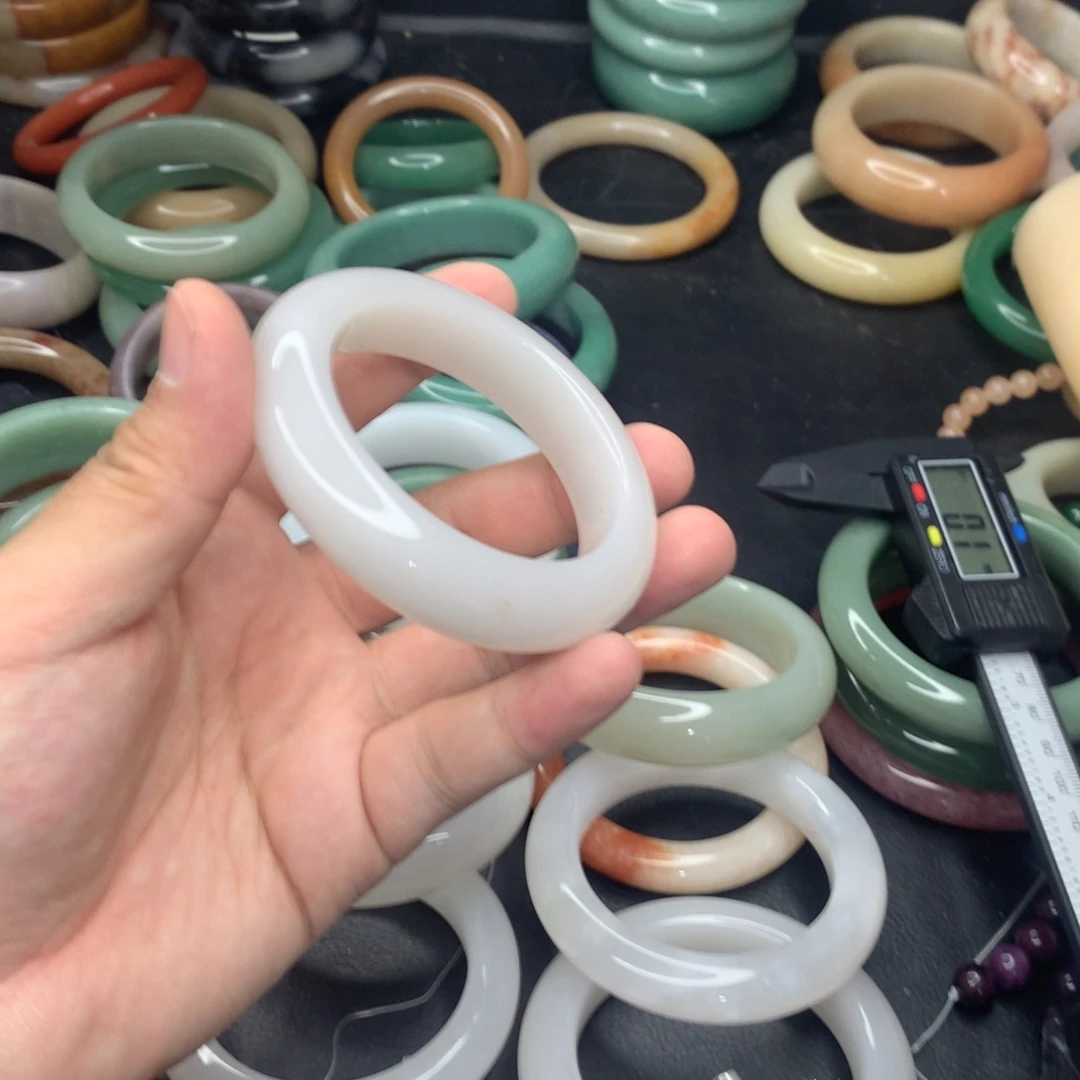 八***月石英质玉未镶嵌手镯