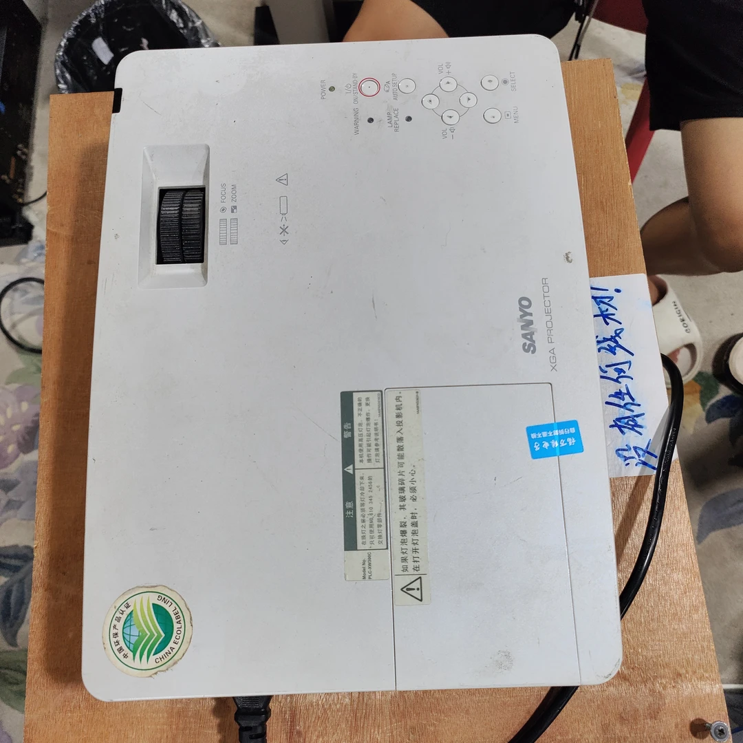 8新  二手投影193号，通电，不带线材，不退不换