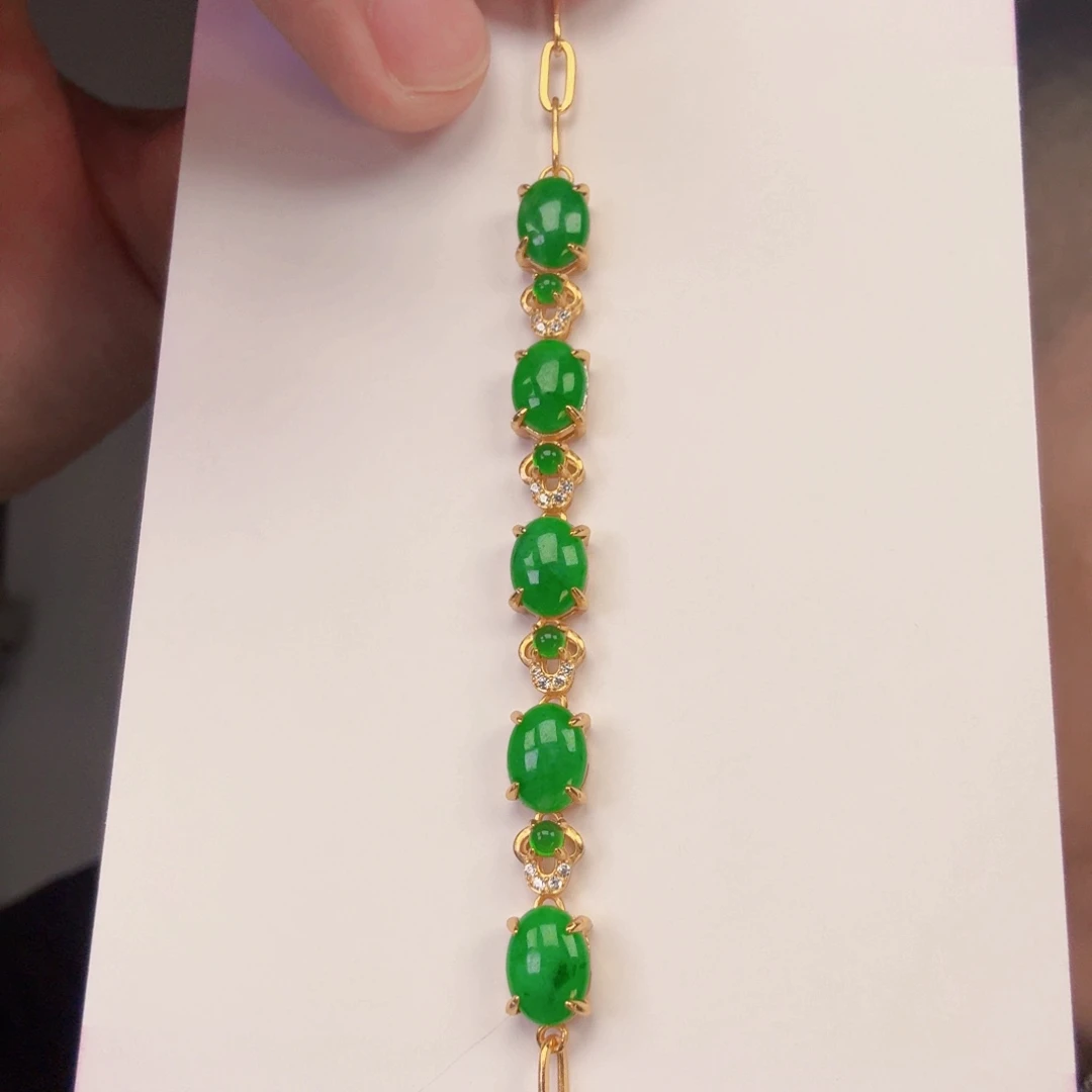 翡翠未镶嵌颈饰一件