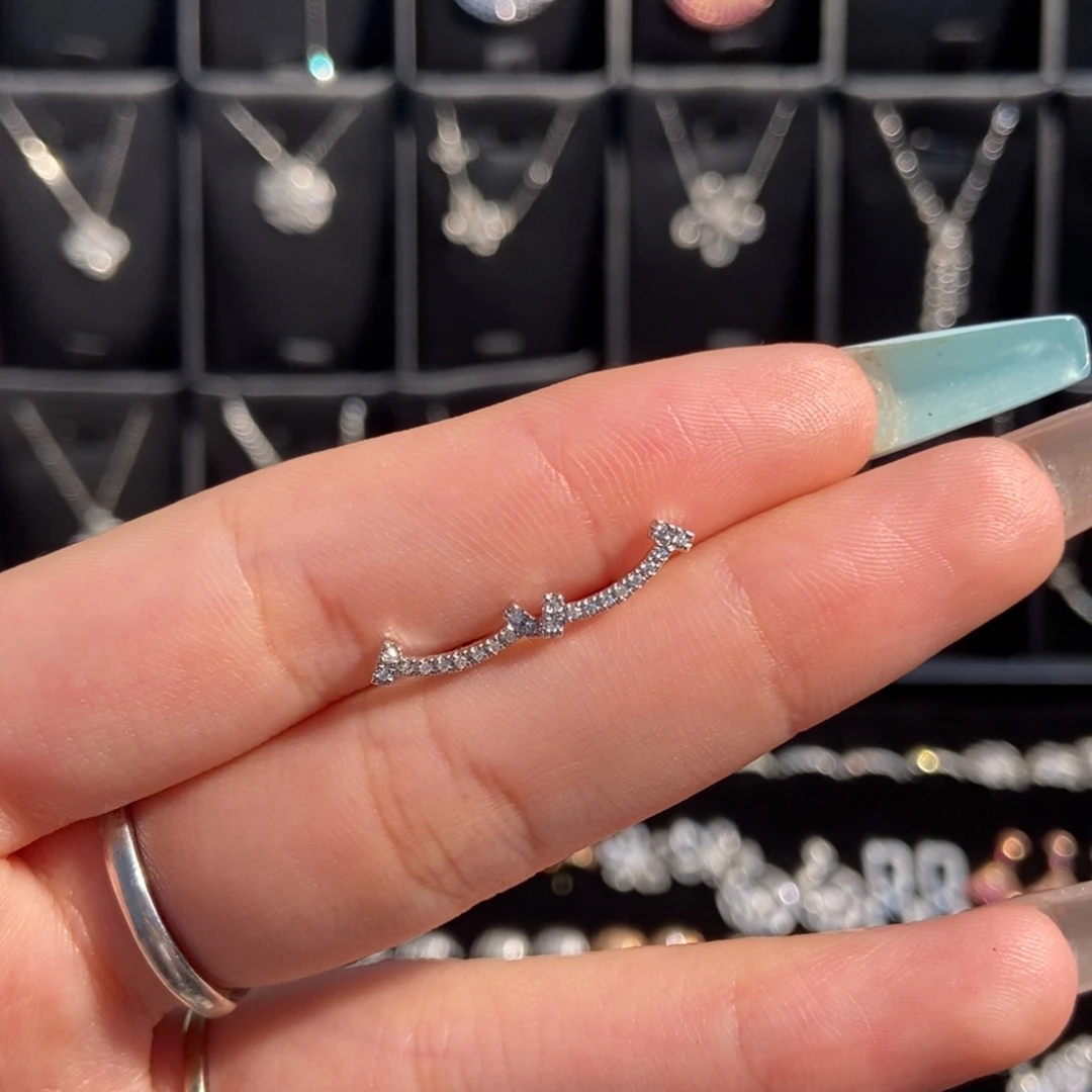 耳饰18K金镶嵌钻石微笑耳钉