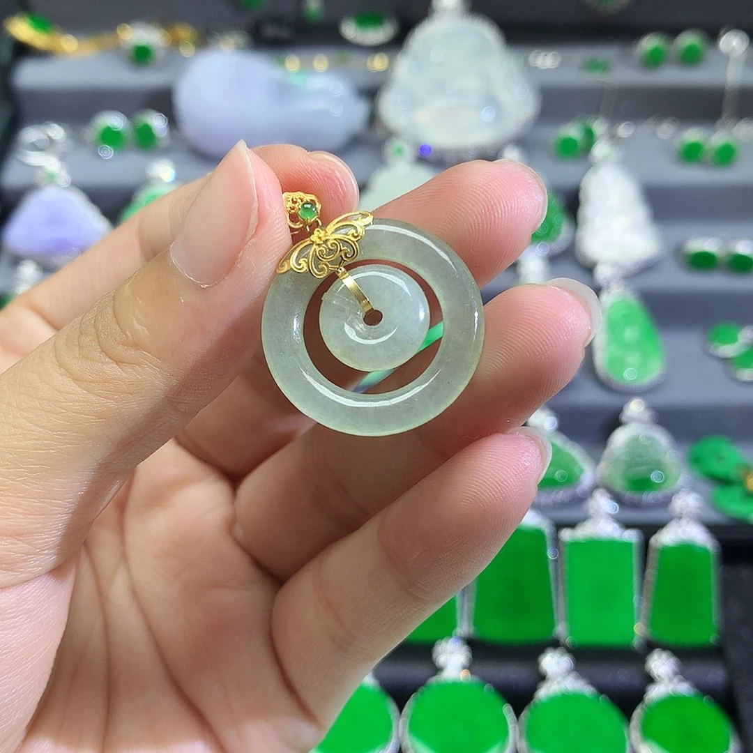 翡翠18K金镶嵌颈饰吊坠