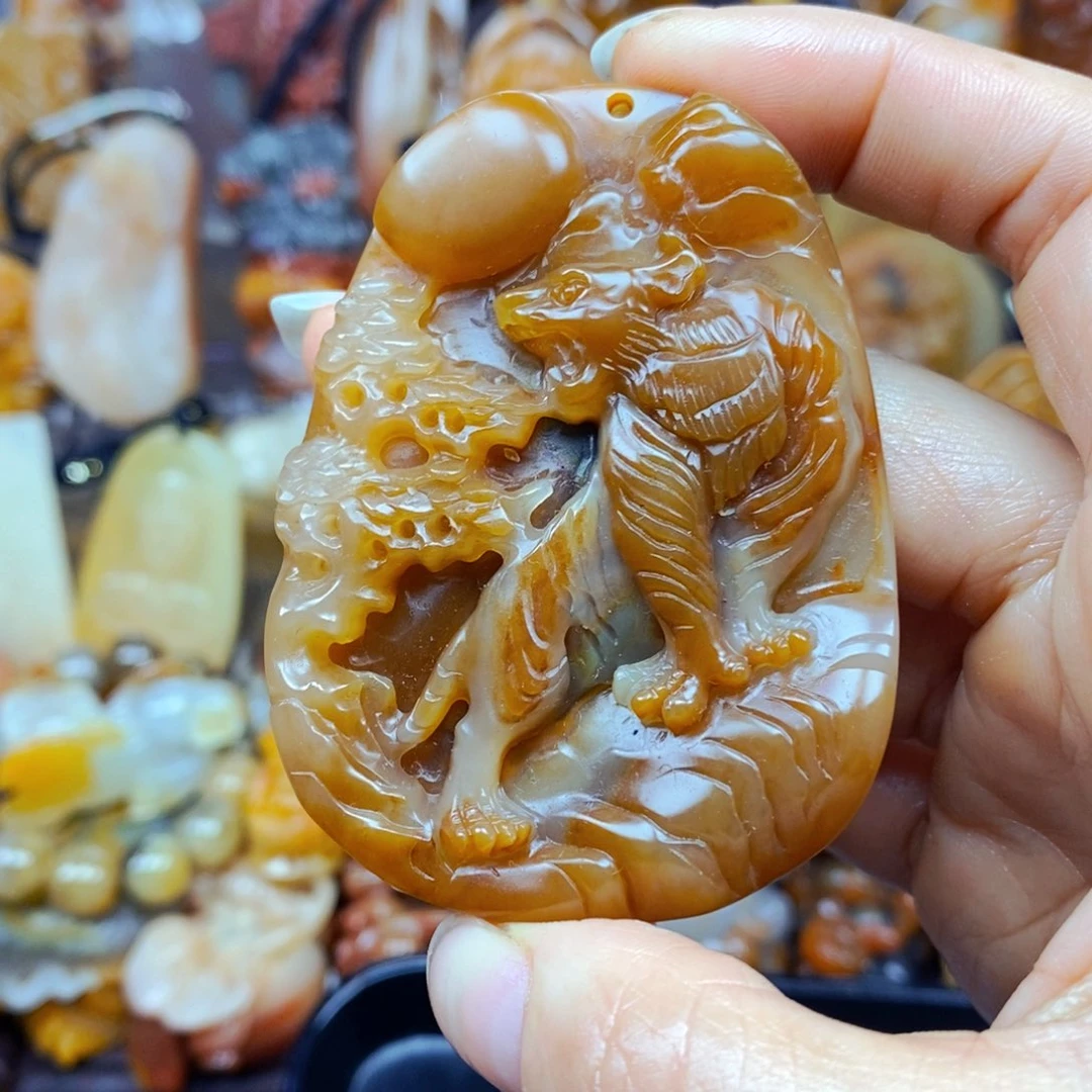 石英质玉（黄龙玉）未镶嵌颈饰