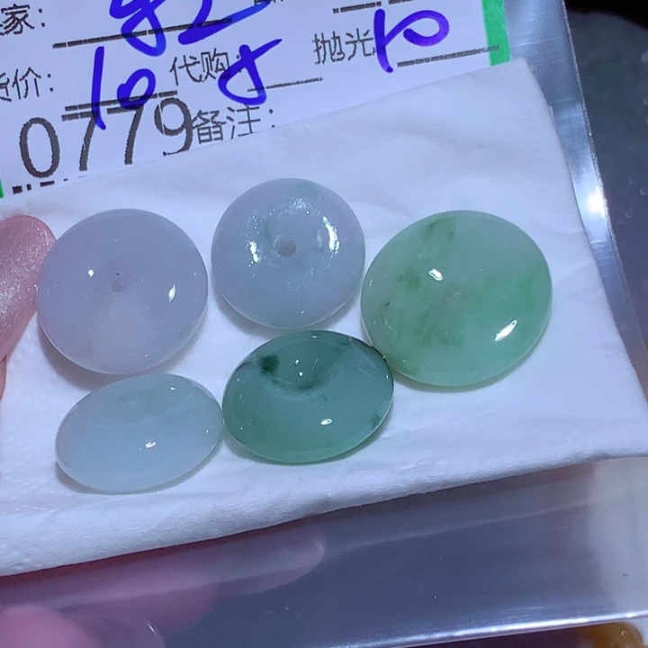 轻***累翡翠未镶嵌颈饰hjj