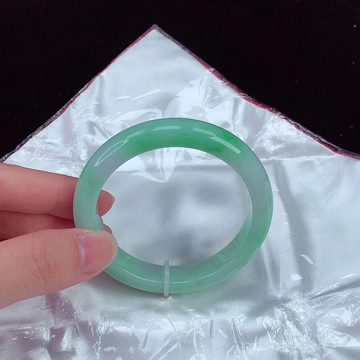 翡翠手镯未镶嵌翡翠