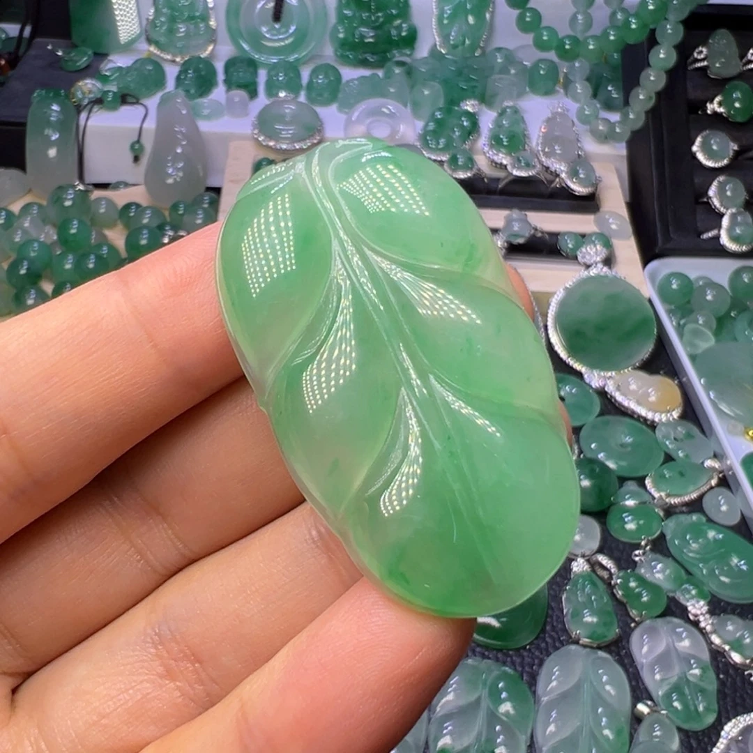 石英质玉（非洲翠）未镶嵌颈饰