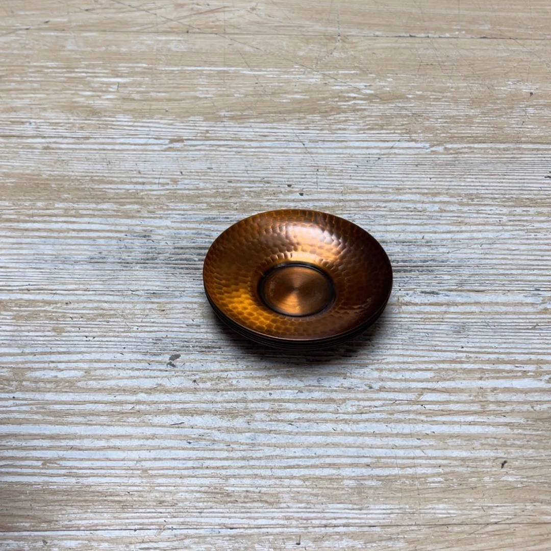 瓷片B****k密密麻麻地排列着一个大