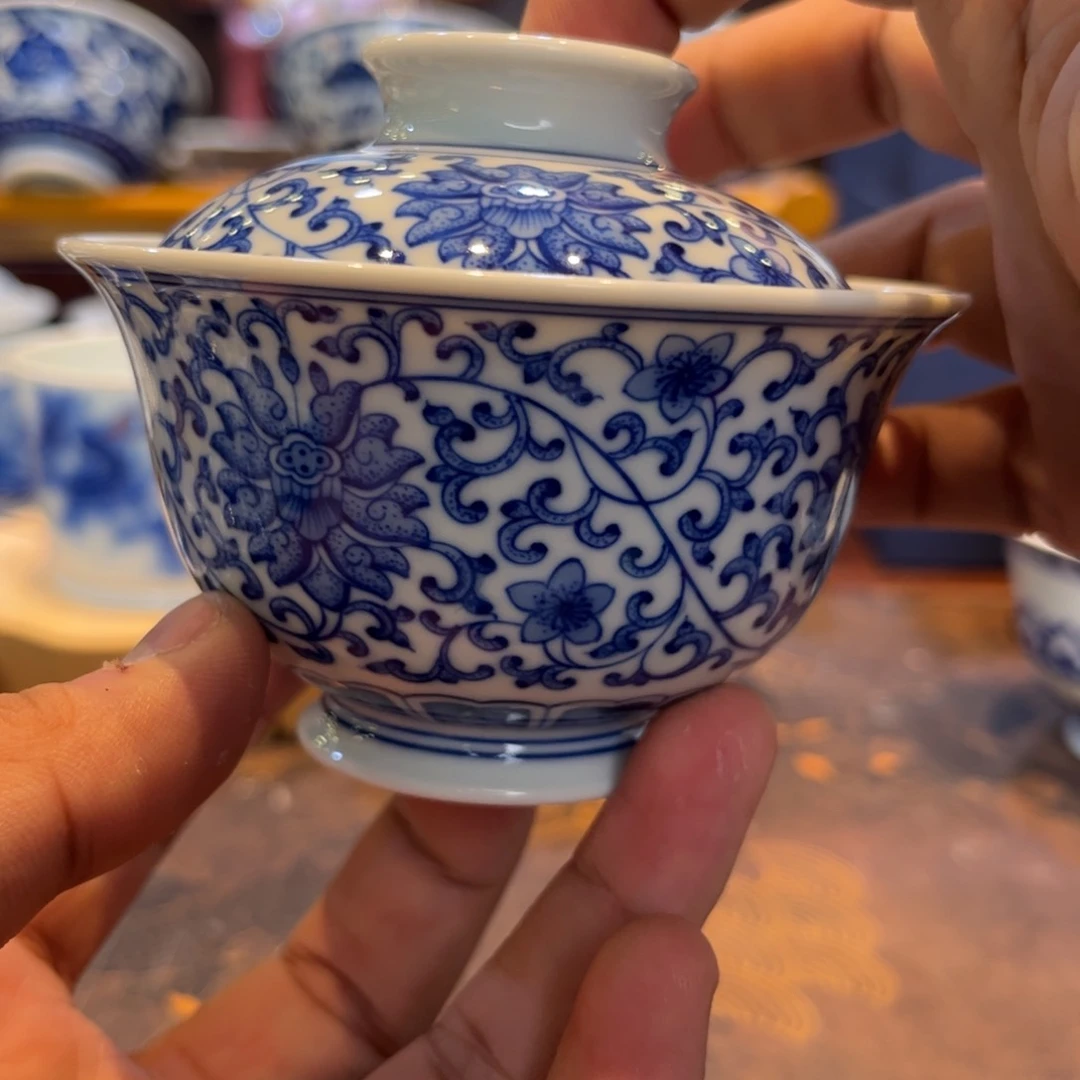 云*时青花缠枝莲盖碗一只