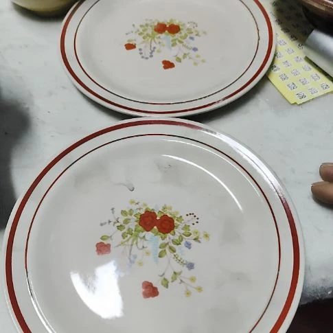 瓷片各种摆件，瓷片，沙锅，都有微瑕疵！