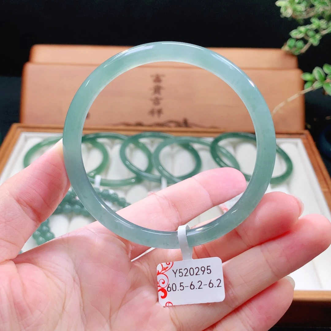 翡翠手镯（圆镯）未镶嵌