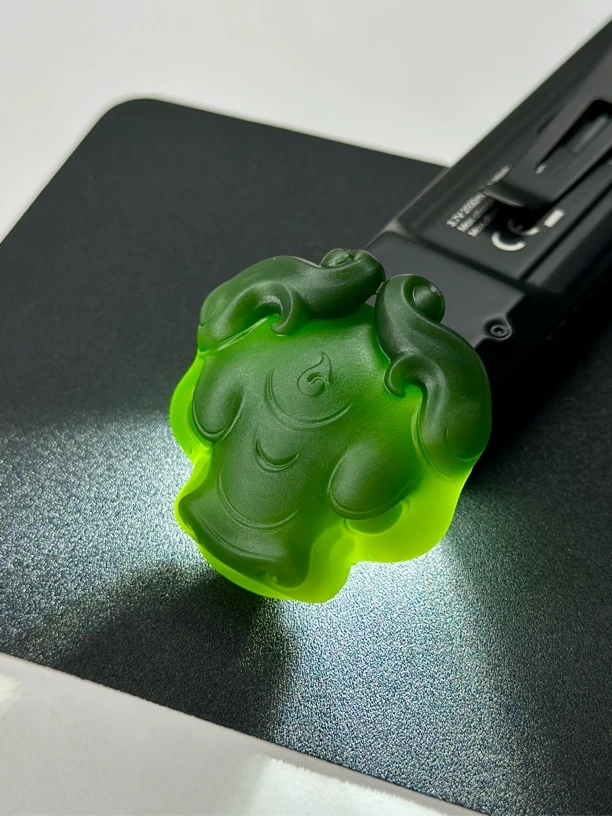 【俄料】和田玉碧玉白加绿老料阳绿菠菜绿苏工名家作品扭转乾坤牛头