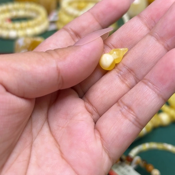 蜜蜡未镶嵌珠宝奇石