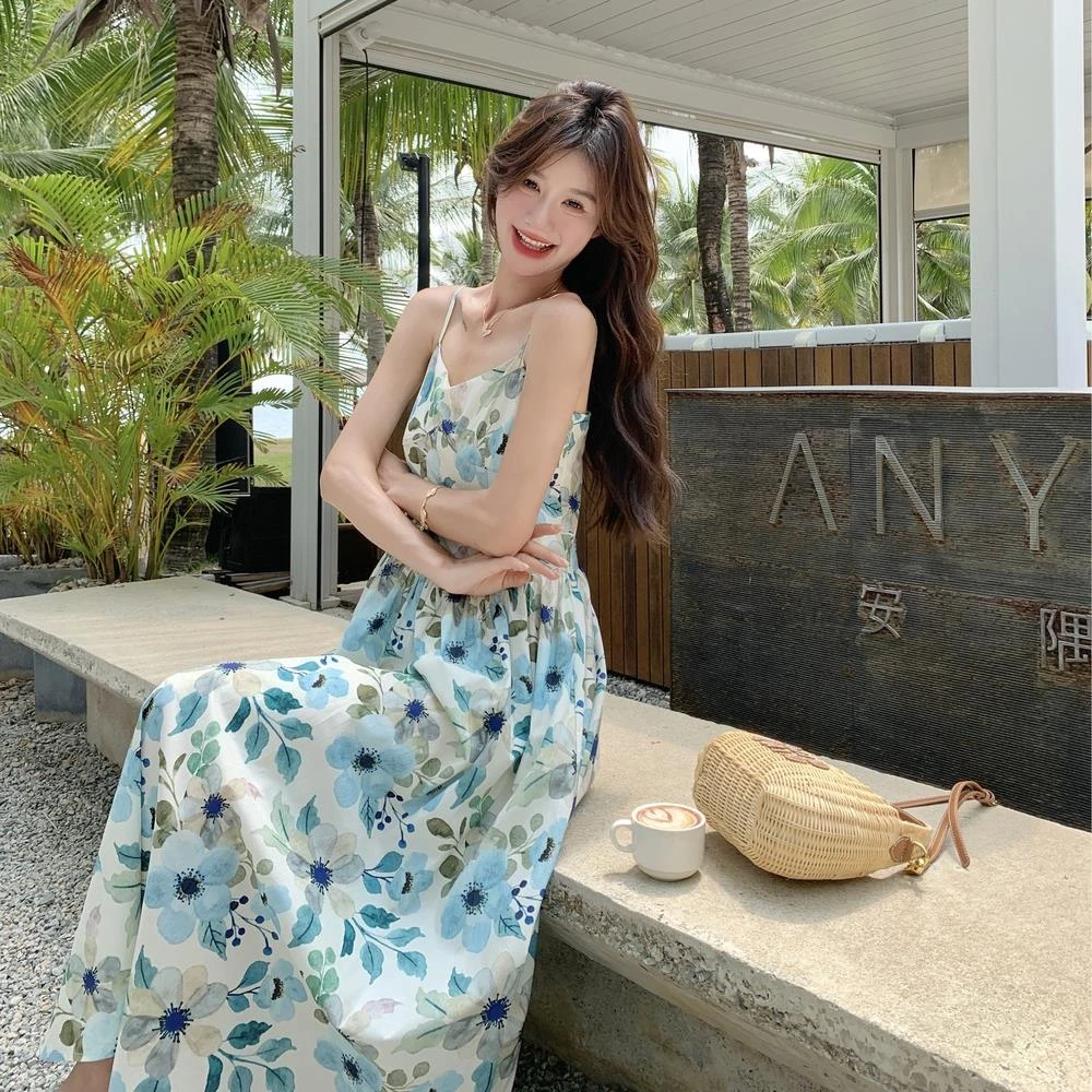 度假风绝美蓝色碎花吊带裙女2025夏季新款收腰气质显瘦长款连衣裙