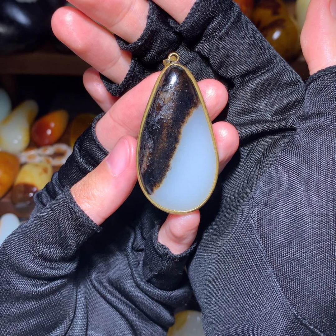 绘***兰和田玉未镶嵌颈饰