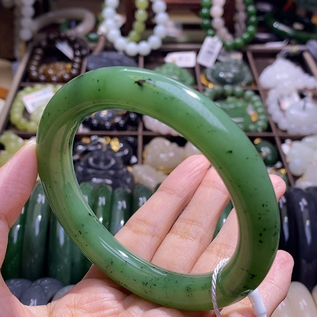 颈饰未镶嵌和田玉58.5毕业级老矿料碧玉苹果绿圆条手镯