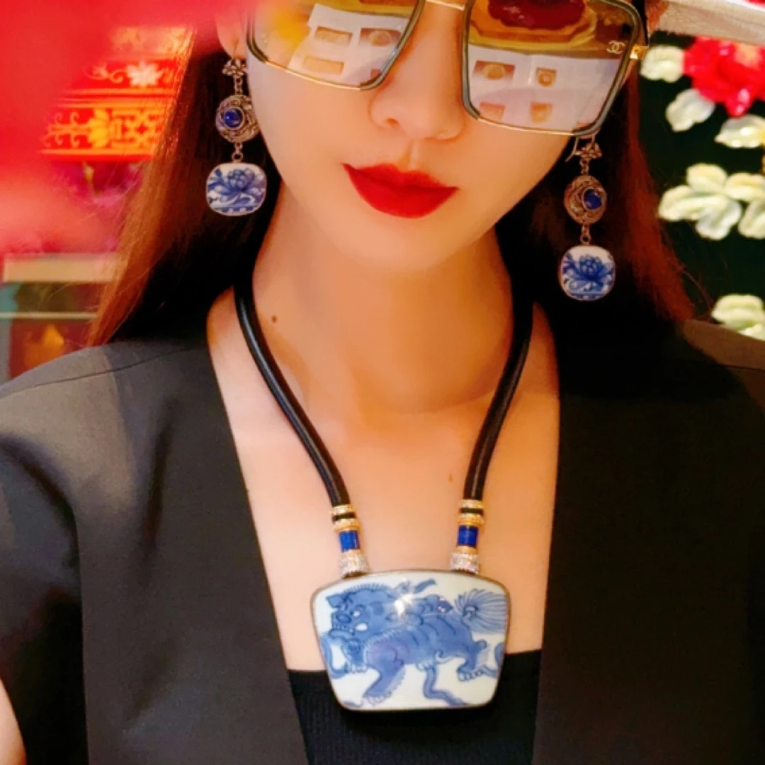 合金皮质项链 原创设计老瓷片青花狮子吊坠国风高级轻奢老钱项链