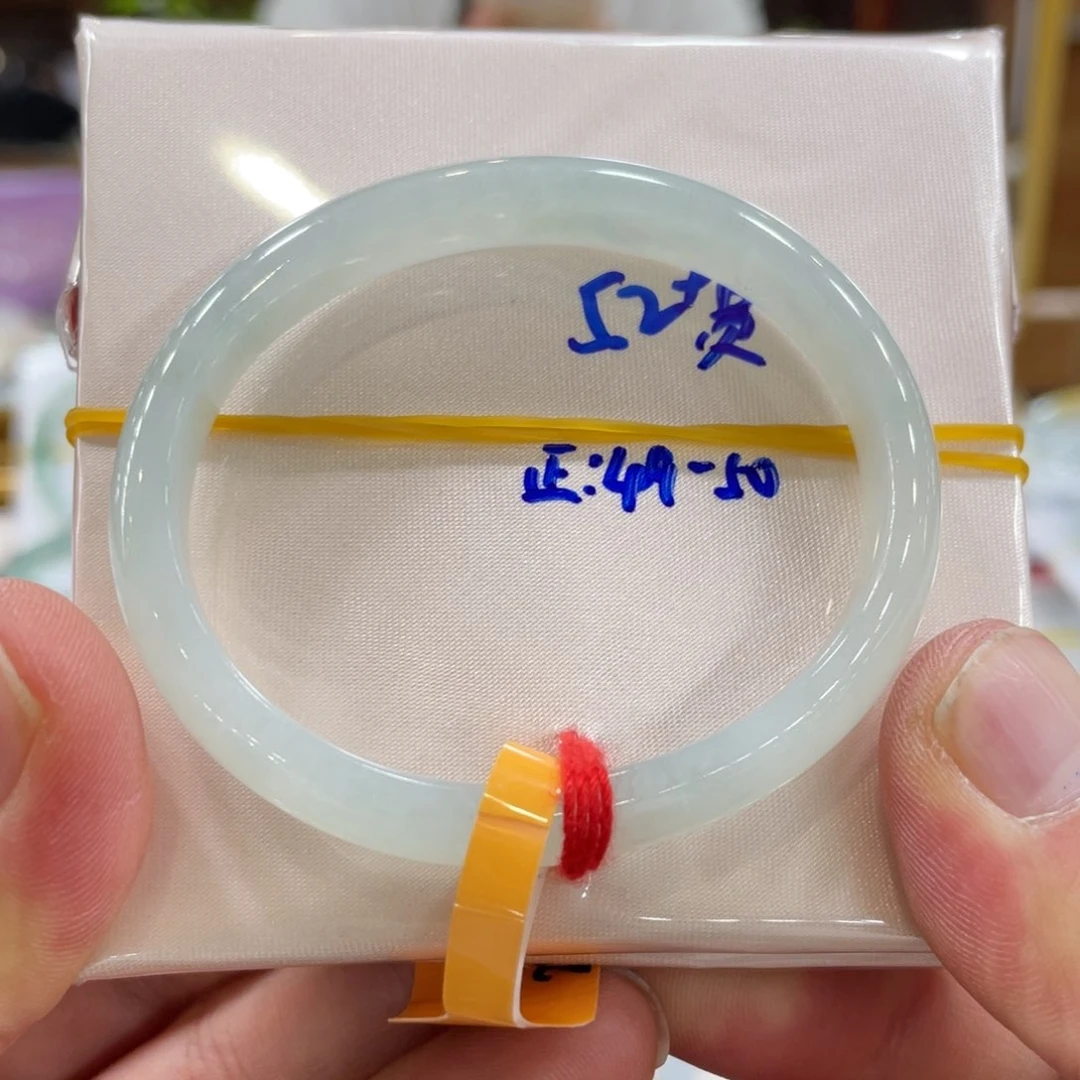 翡翠手镯未镶嵌恬***?翡翠