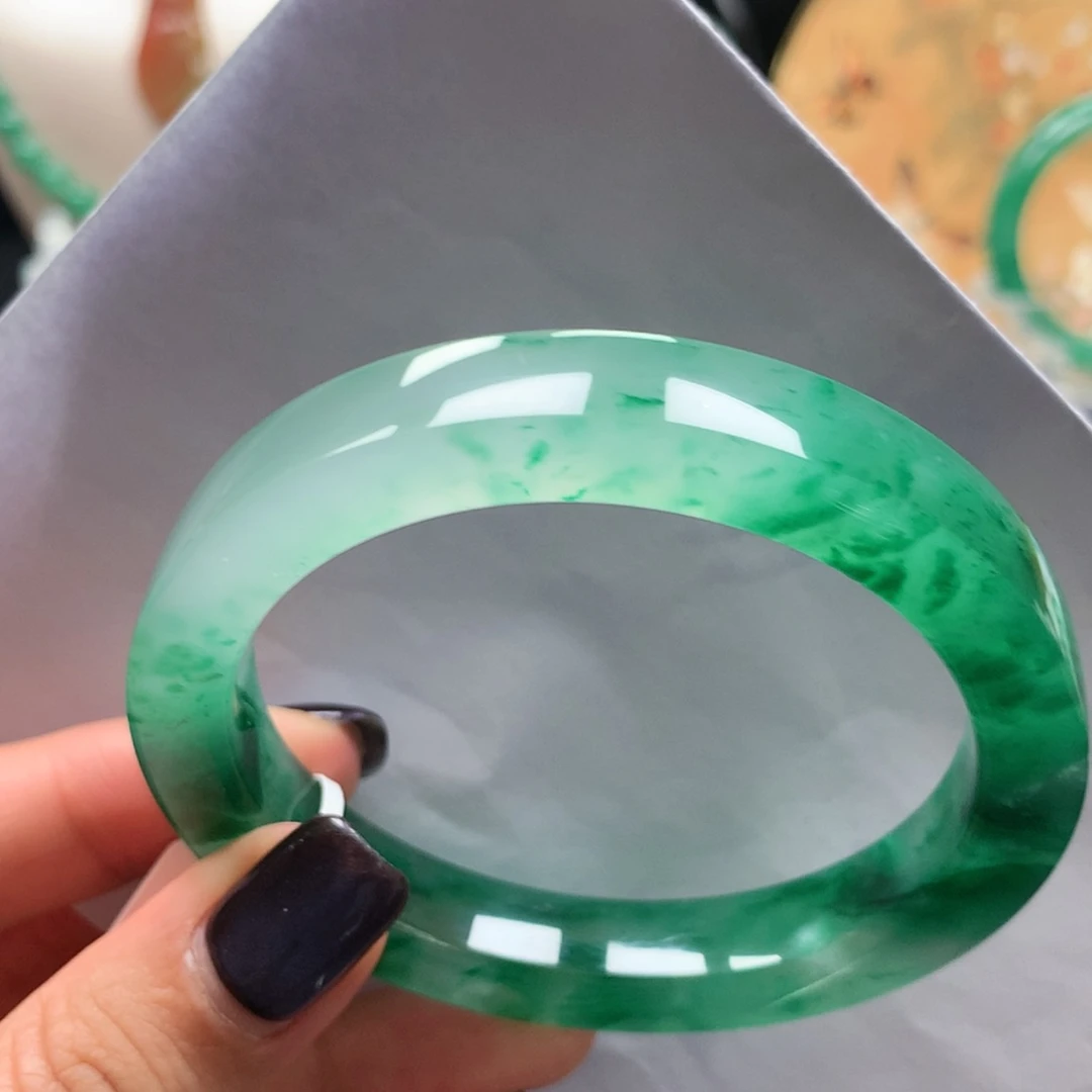 【闪购商品】石英质玉手镯未镶嵌哇*