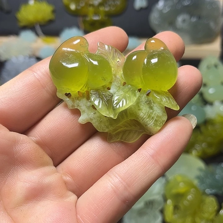 蛇纹石玉未镶嵌颈饰