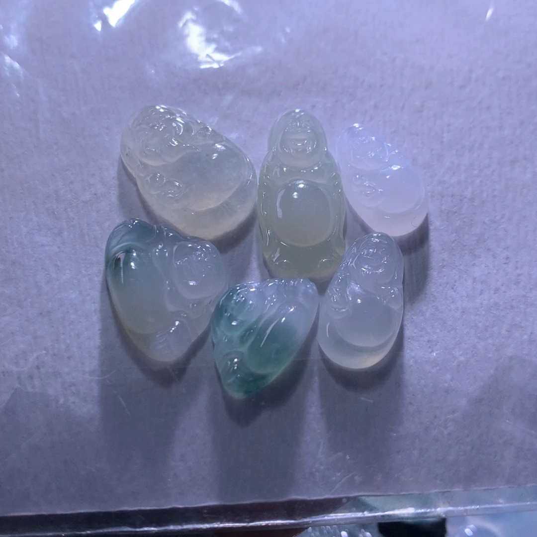 翡翠未镶嵌颈饰一手