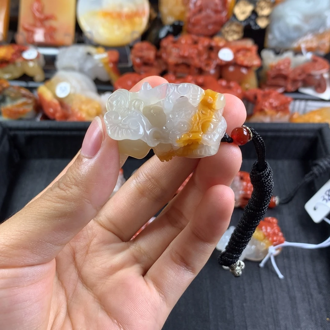 未镶嵌石英质玉（黄龙玉）挂件