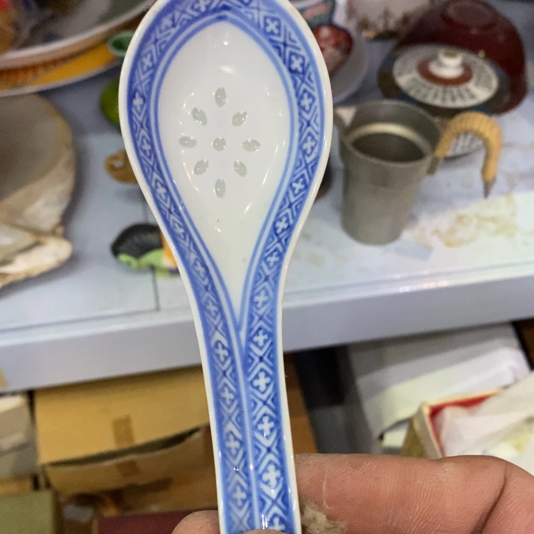 瓷片飞机场集团的总经理助理兼