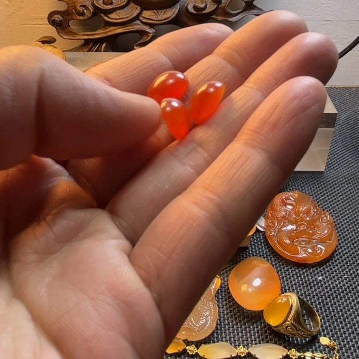 石英质玉颈饰未镶嵌木**?