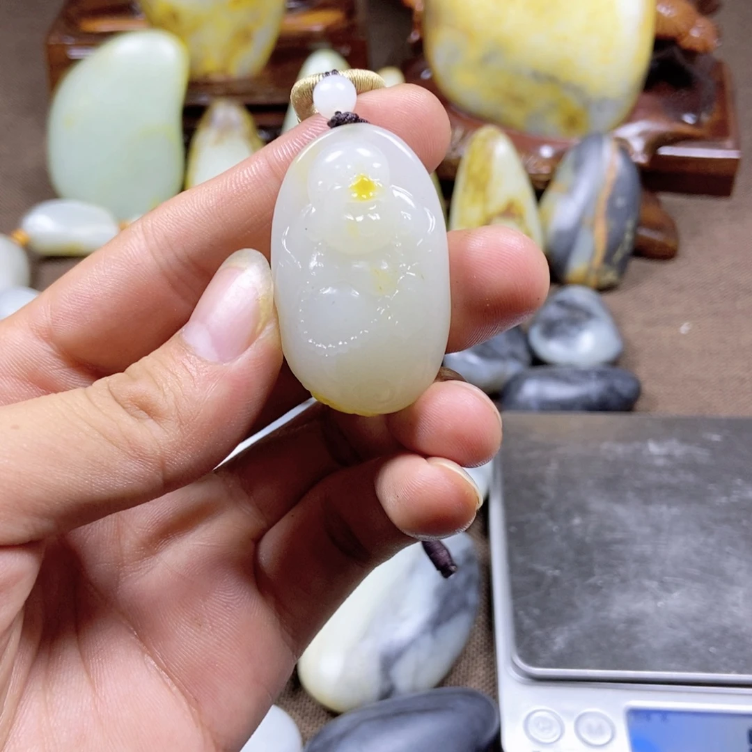 和田玉未镶嵌把件