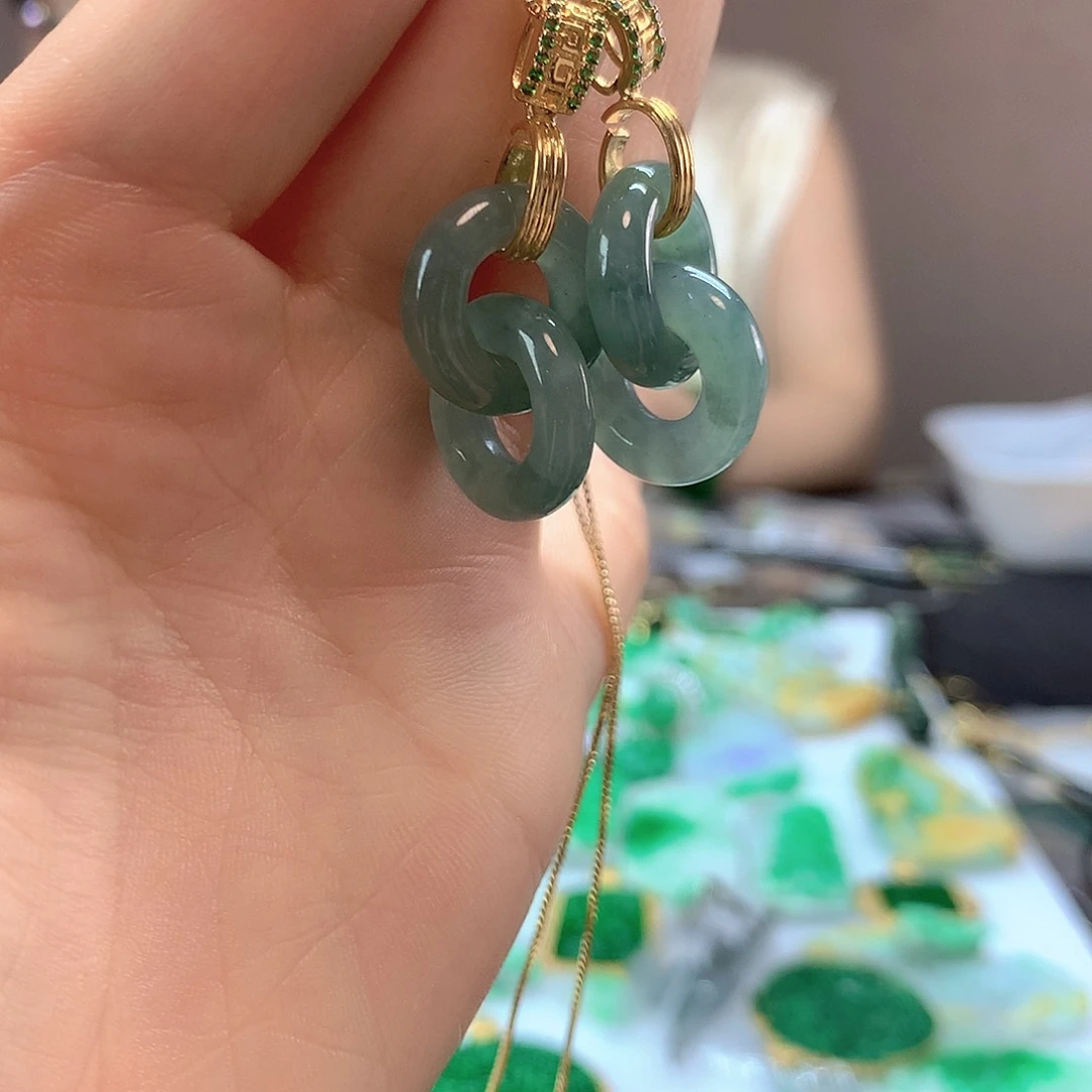 翡翠未镶嵌颈饰多样发其一