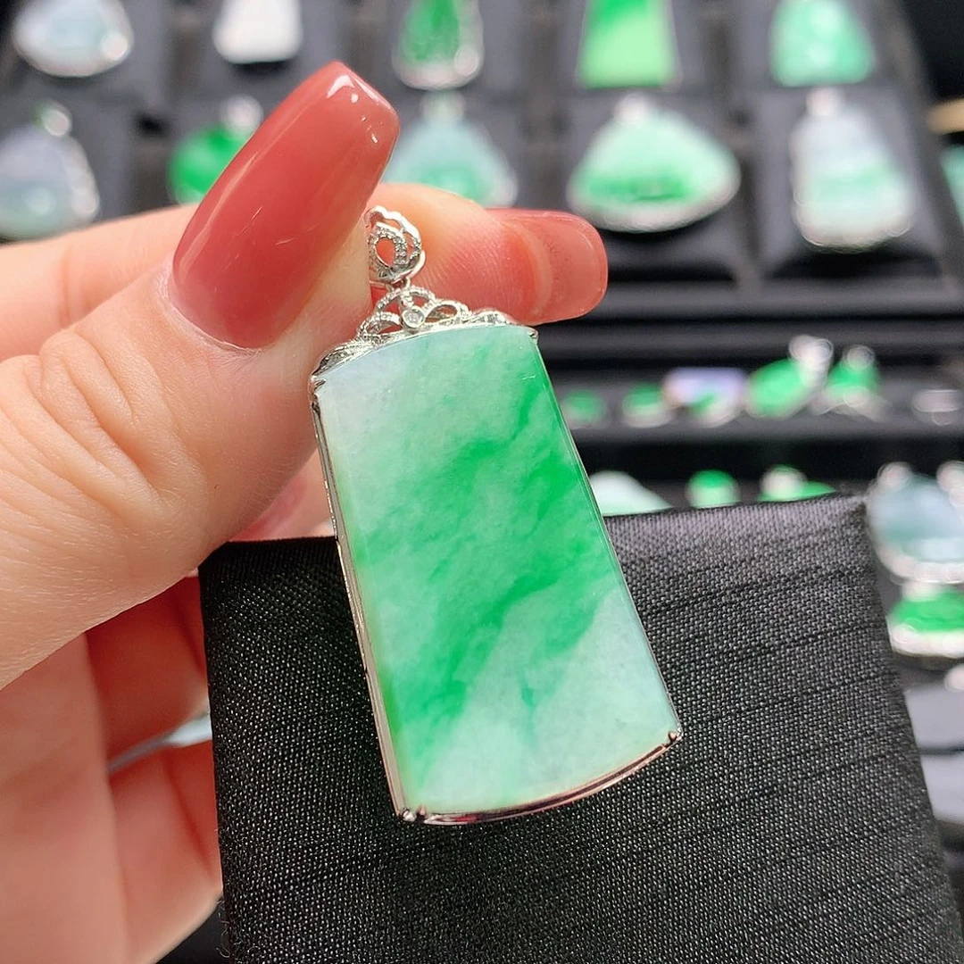 翡翠18K金镶嵌颈饰无事牌