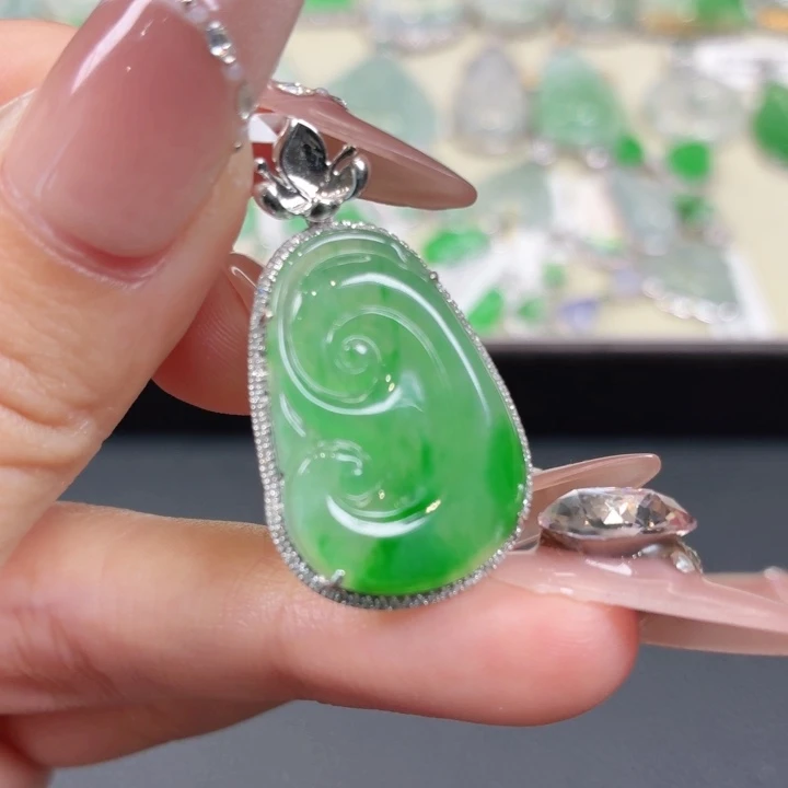 颈饰18K金镶嵌翡翠