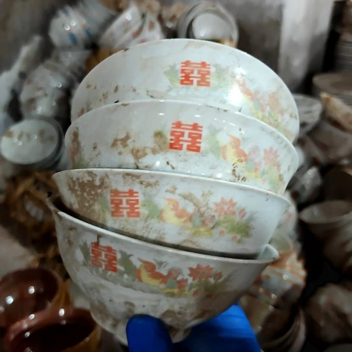 盘子碗茶壶啥都有