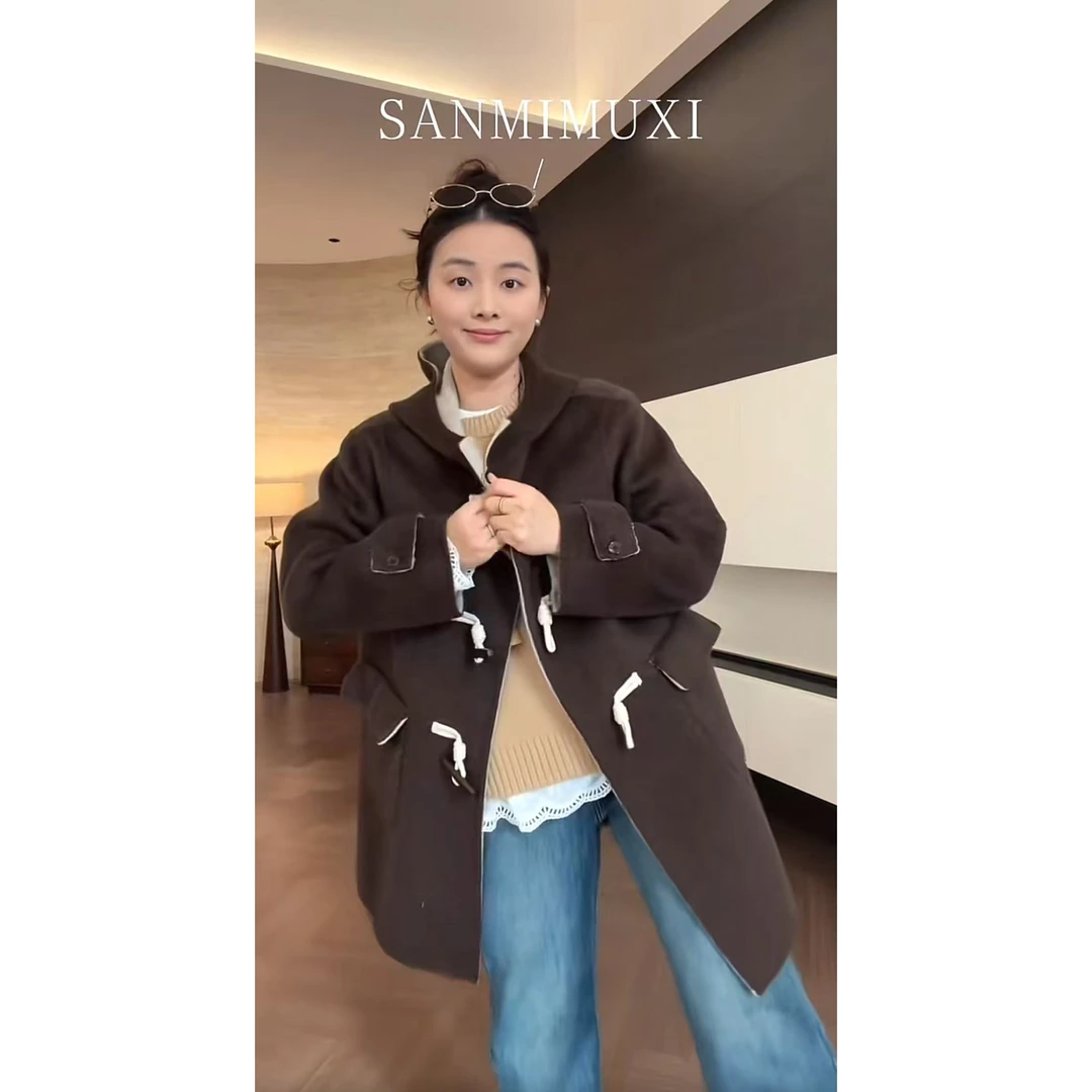 SANMI/叁米   羊驼一手长撞色连帽牛角扣大衣  X999