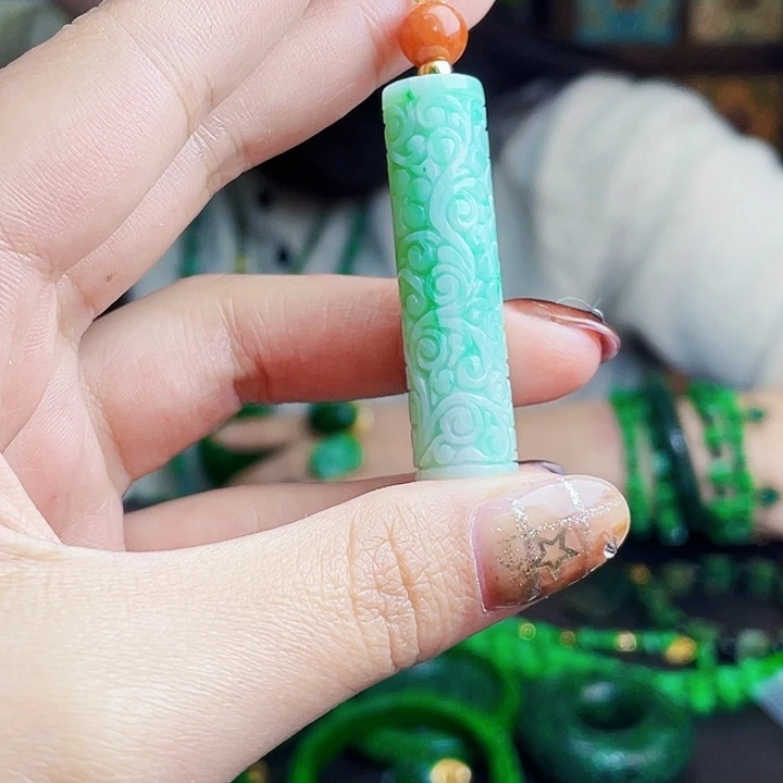 翡翠未镶嵌颈饰多样性