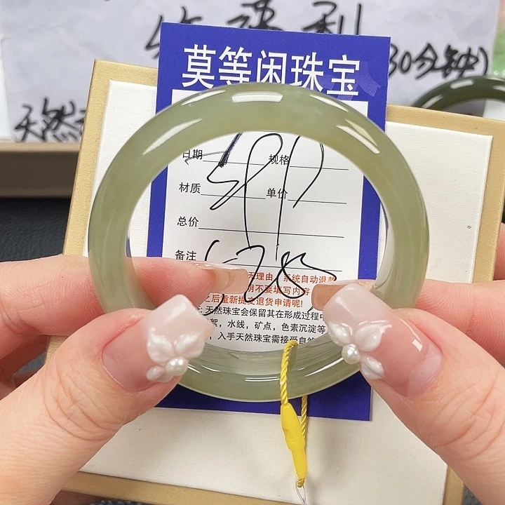 和田玉未镶嵌手镯