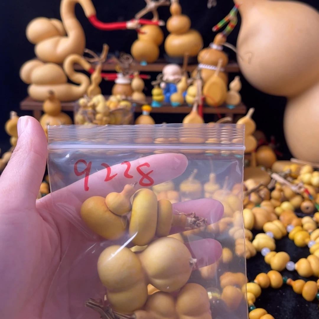 用****8两个金蟾，一个上下扁，一颗钱袋