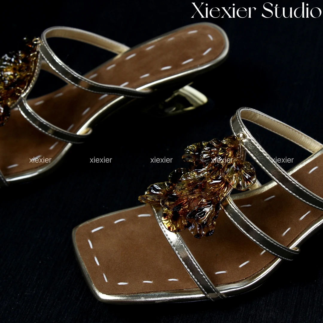 谢喜儿 | 像琥珀般在脚背翩翩起舞的一双凉拖鞋