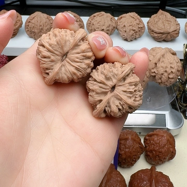 文玩核桃吊坠37全品桃心桩红宝石