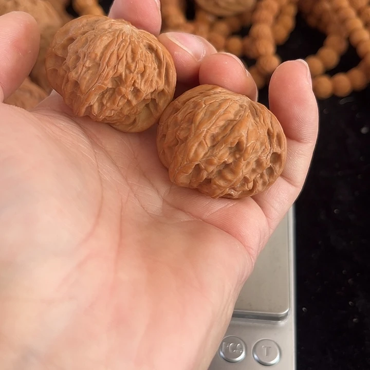 把件文玩核桃38左右微微瑕磨盘，编号044