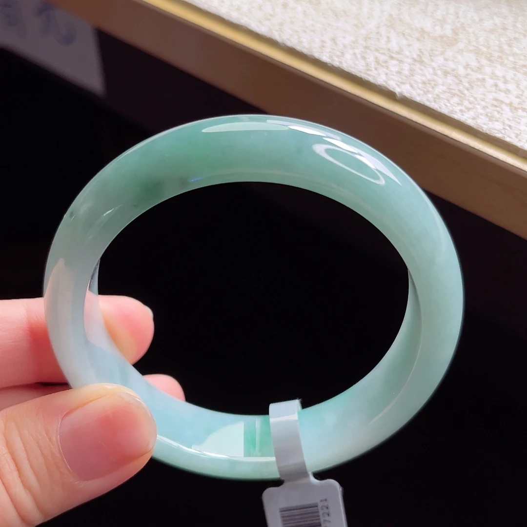 翡翠手镯未镶嵌手镯