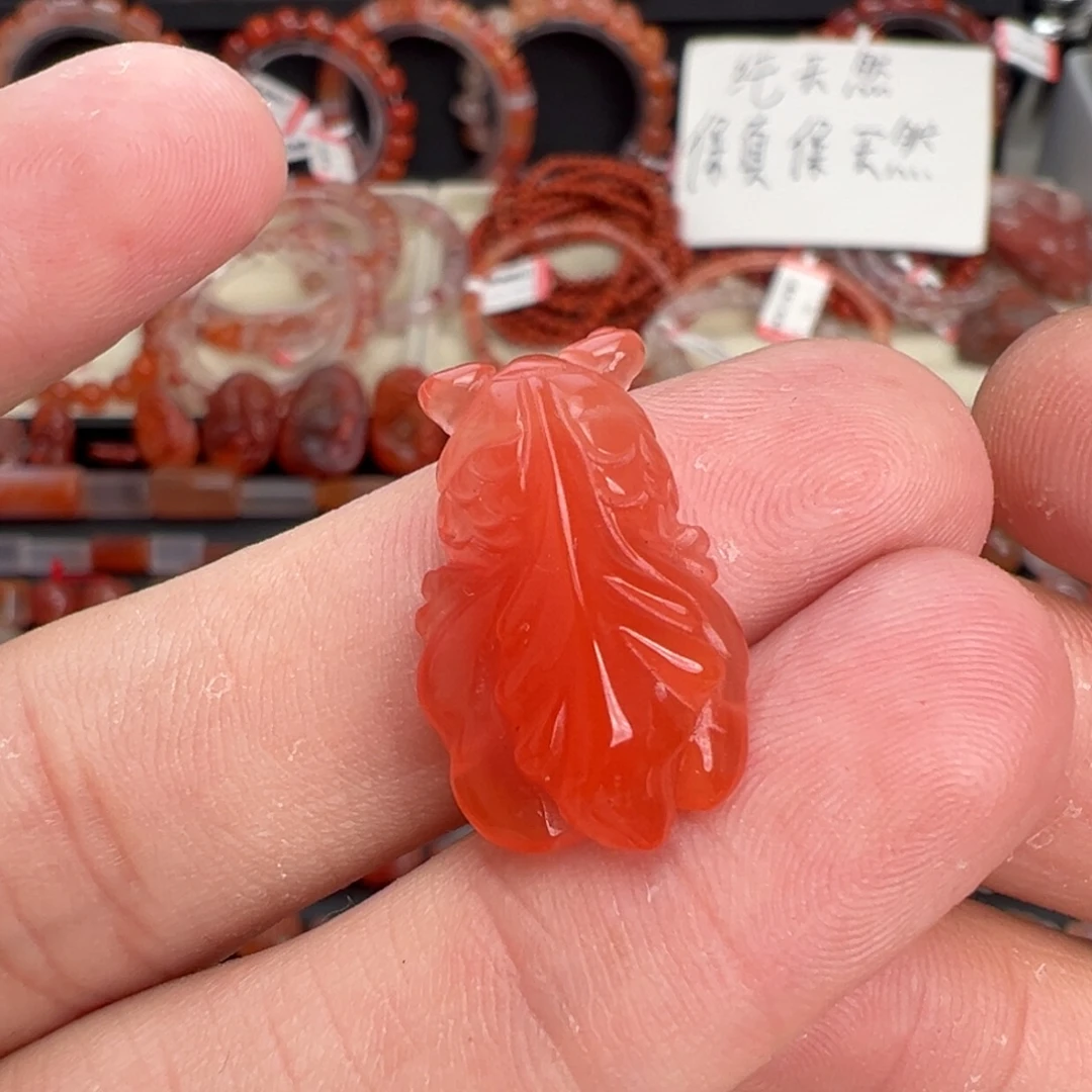 南红玛瑙未镶嵌颈饰金鱼