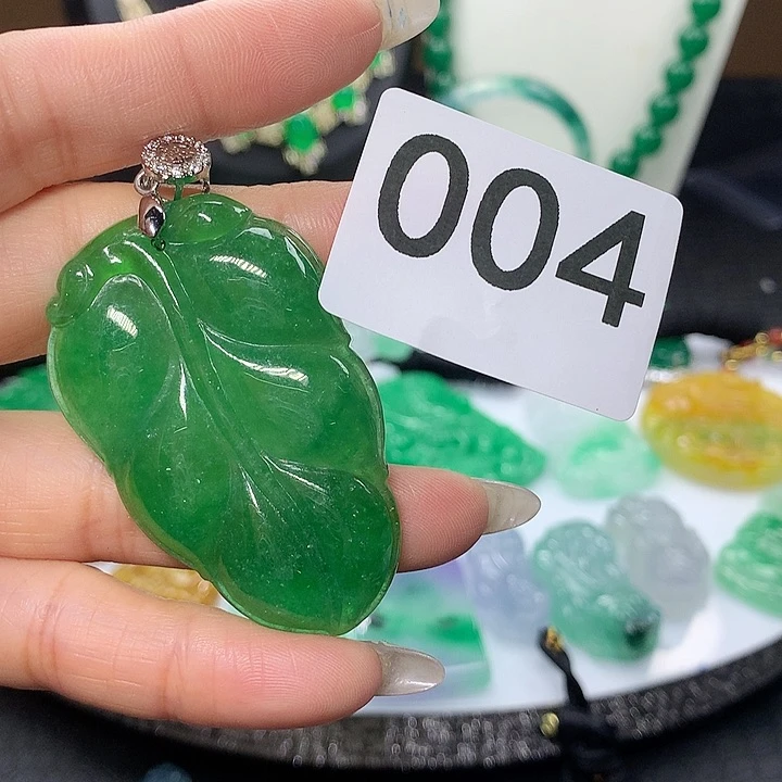 翡翠吊坠(赠链)未镶嵌