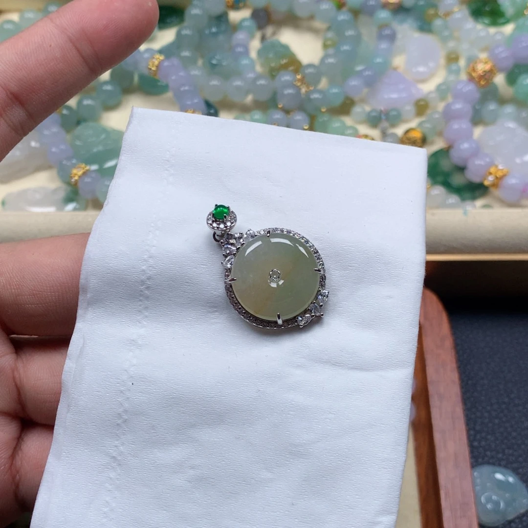 翡翠未镶嵌颈饰闪